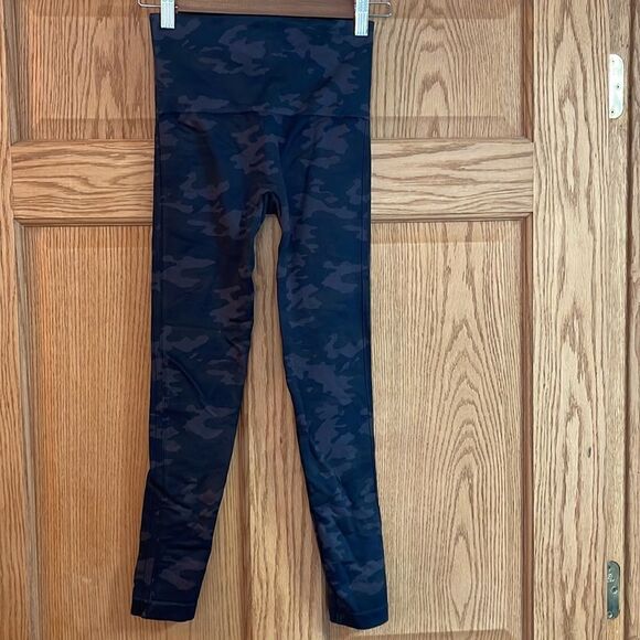 SPANX Look At Me Now Camo Leggings - Picture 11 of 11